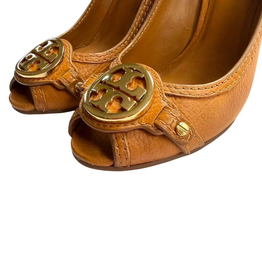 Tory Burch Sally Tan Pebbled Leather Peep Toe Wedge Pumps Gold Logo Medallion